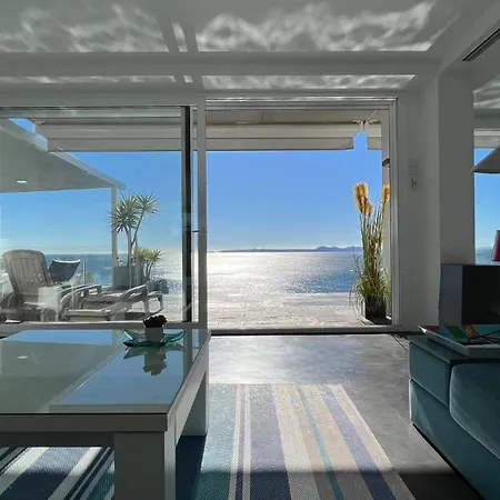 Preciosa Casa Con Piscina Desbordante Y Vistas Al Mar
