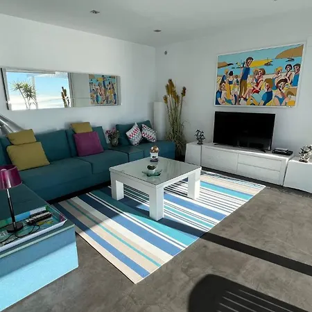 Preciosa Casa Con Piscina Desbordante Y Vistas Al Mar *