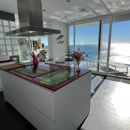 Preciosa Casa Con Piscina Desbordante Y Vistas Al Mar Roses