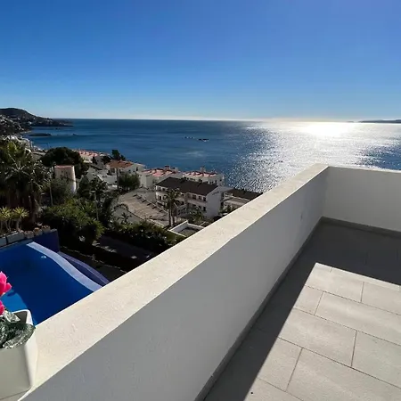 Preciosa Casa Con Piscina Desbordante Y Vistas Al Mar