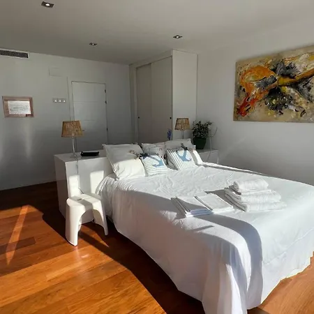 Preciosa Casa Con Piscina Desbordante Y Vistas Al Mar Roses