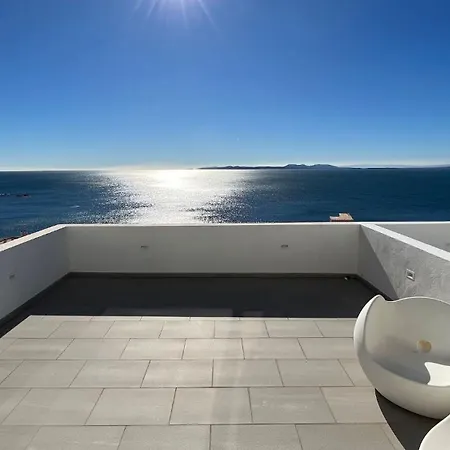 Preciosa Casa Con Piscina Desbordante Y Vistas Al Mar Roses