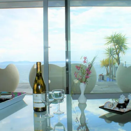 Preciosa Casa Con Piscina Desbordante Y Vistas Al Mar *