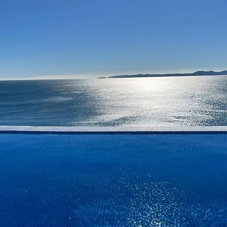 Preciosa Casa Con Piscina Desbordante Y Vistas Al Mar