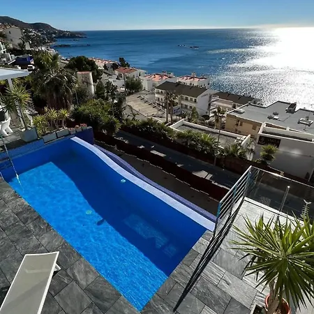 Preciosa Casa Con Piscina Desbordante Y Vistas Al Mar *
