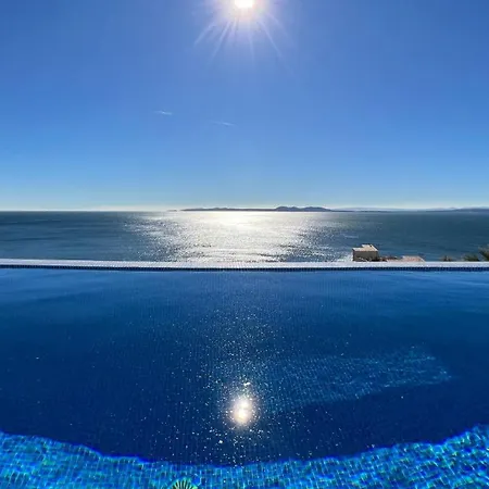 Preciosa Casa Con Piscina Desbordante Y Vistas Al Mar