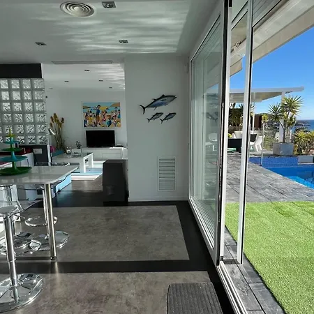 Preciosa Casa Con Piscina Desbordante Y Vistas Al Mar *