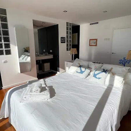 Preciosa Casa Con Piscina Desbordante Y Vistas Al Mar Roses