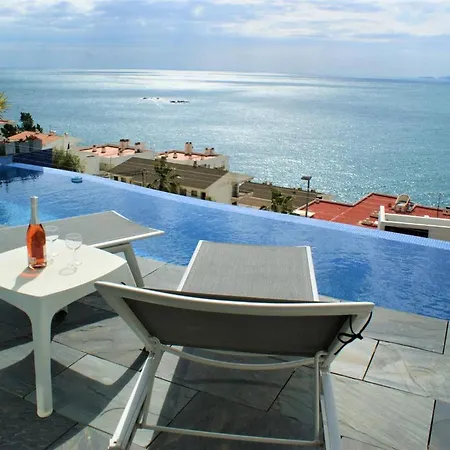 Preciosa Casa Con Piscina Desbordante Y Vistas Al Mar Roses