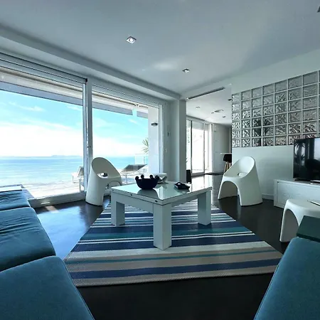 Preciosa Casa Con Piscina Desbordante Y Vistas Al Mar Roses
