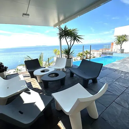 Preciosa Casa Con Piscina Desbordante Y Vistas Al Mar *