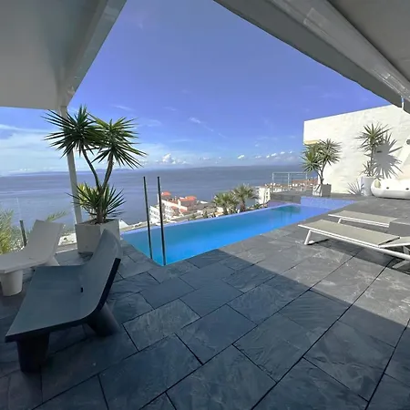 Preciosa Casa Con Piscina Desbordante Y Vistas Al Mar Roses