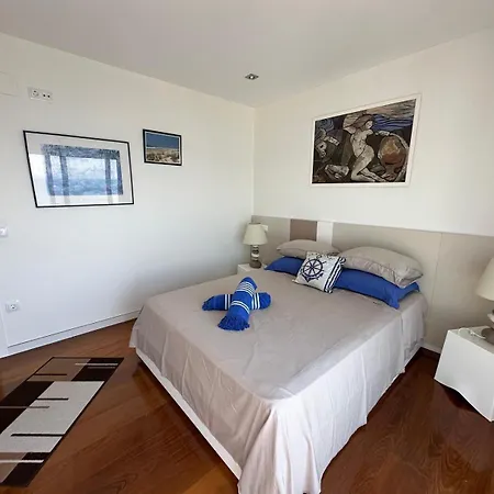 Preciosa Casa Con Piscina Desbordante Y Vistas Al Mar Roses