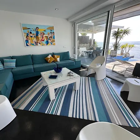 Preciosa Casa Con Piscina Desbordante Y Vistas Al Mar Roses