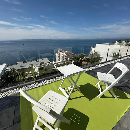 Preciosa Casa Con Piscina Desbordante Y Vistas Al Mar